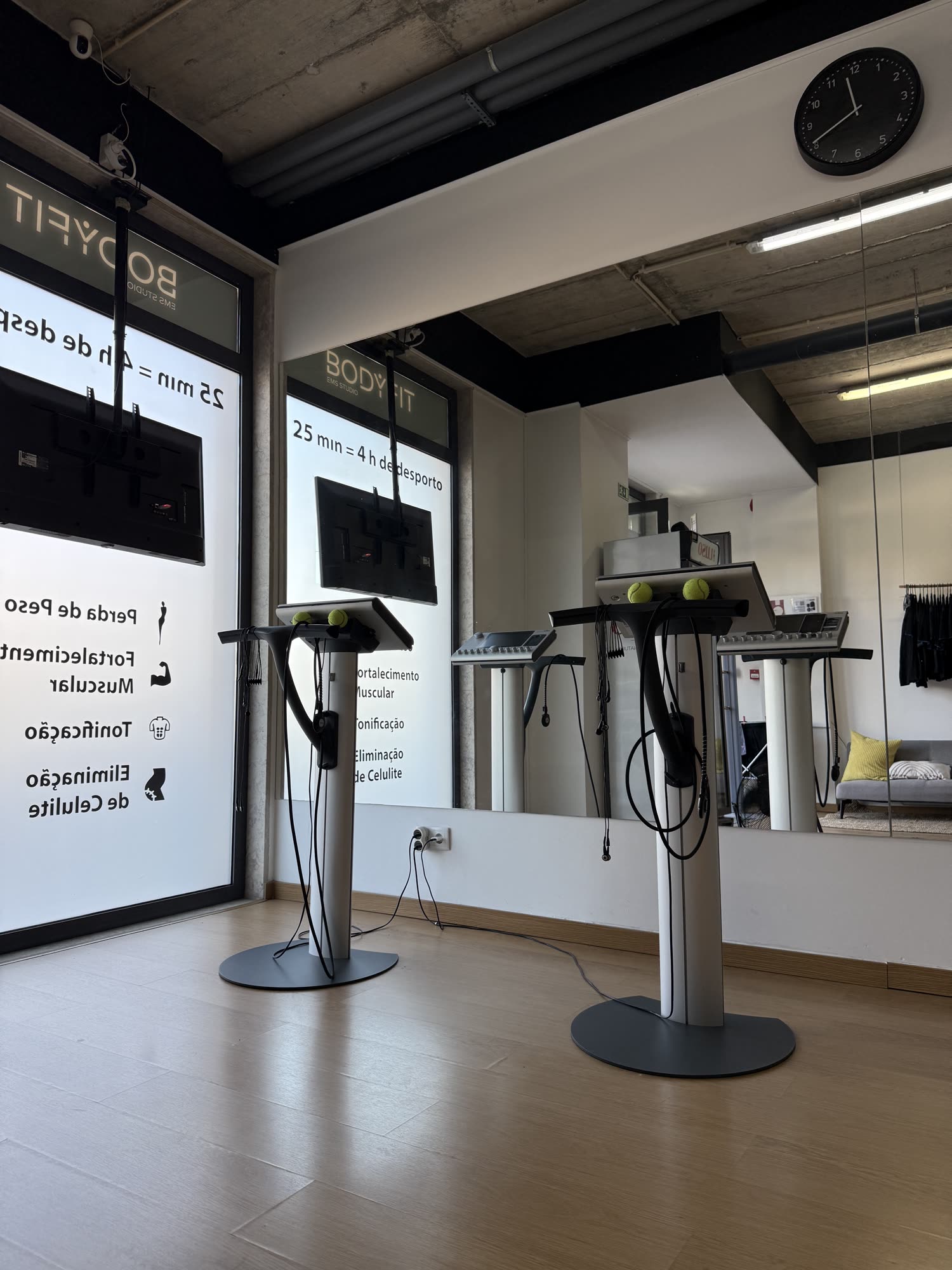 Sala de treino do BODYFIT com dois equipamentos MIHA BODYTEC e espelho de parede.