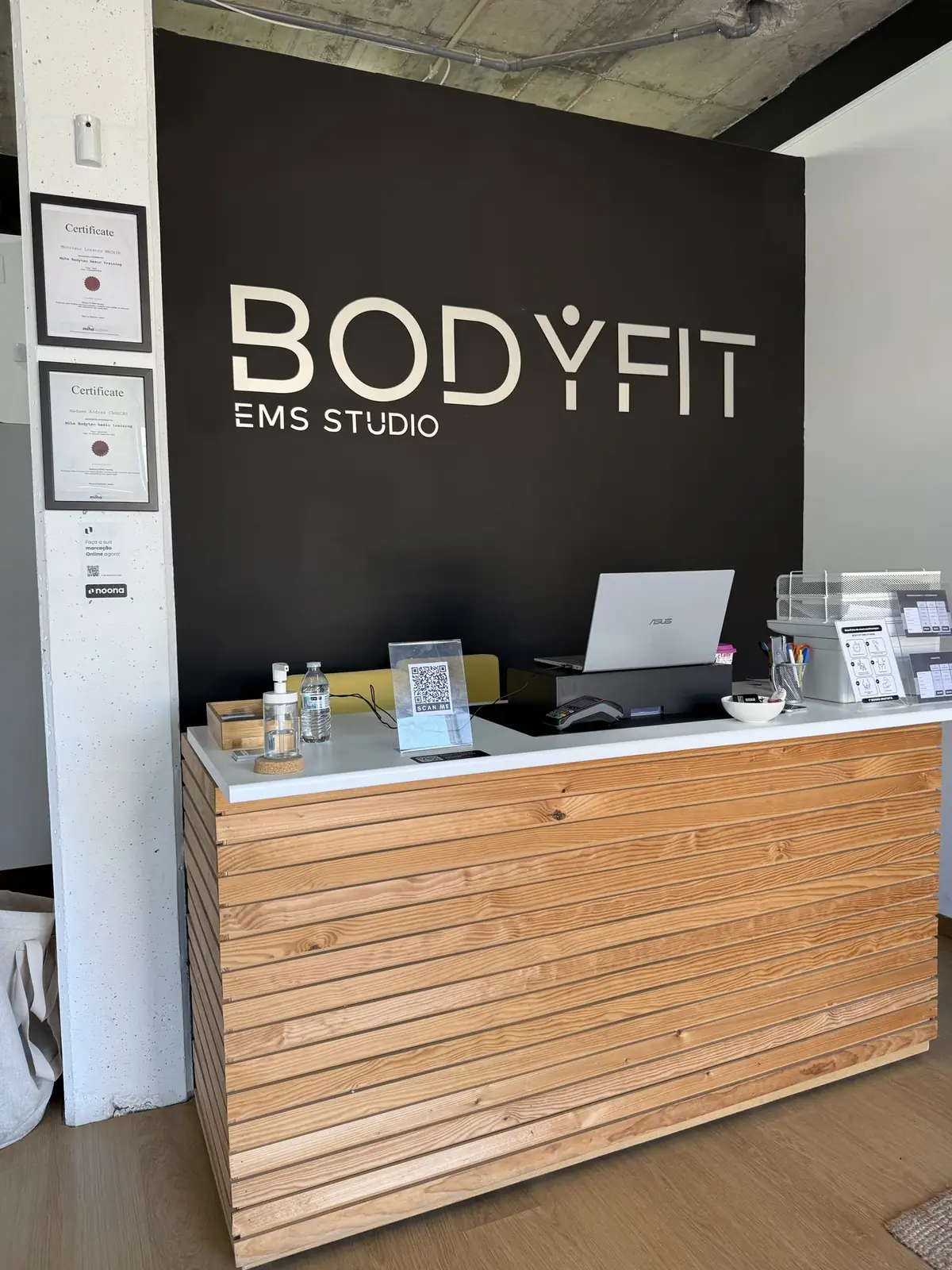 Receção do estúdio BODYFIT com o balcão e o logótipo